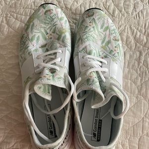 Almost new women’s New Balance tennis shoes!